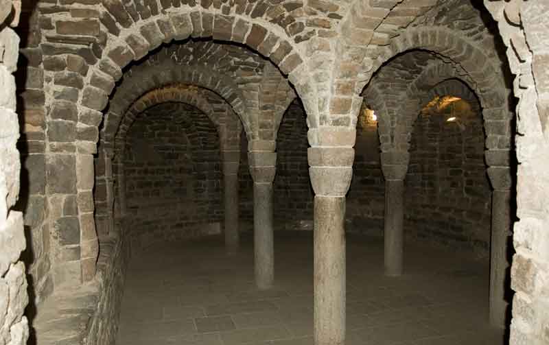 Barcelona - Cardona - castillo y canónica de Sant Vicenc 20 - iglesia - cripta.jpg
